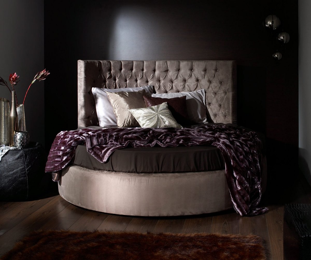 تخت خواب گرد دو نفره خنثی شکلاتی که در اتاق خواب جلوه ای لوکس و زیبا ایجاد کرده است